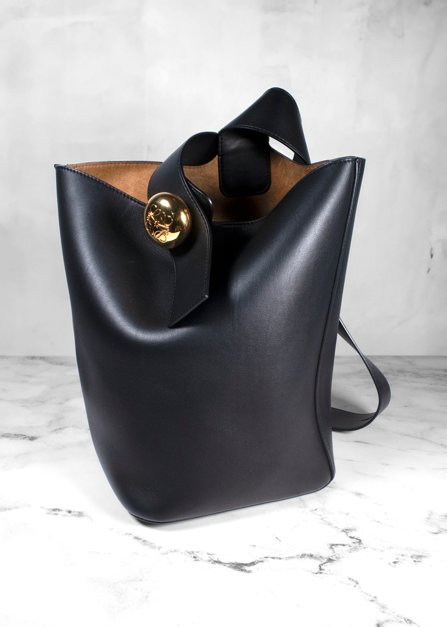 Loewe Pebble Bucket in Smooth Calfskin